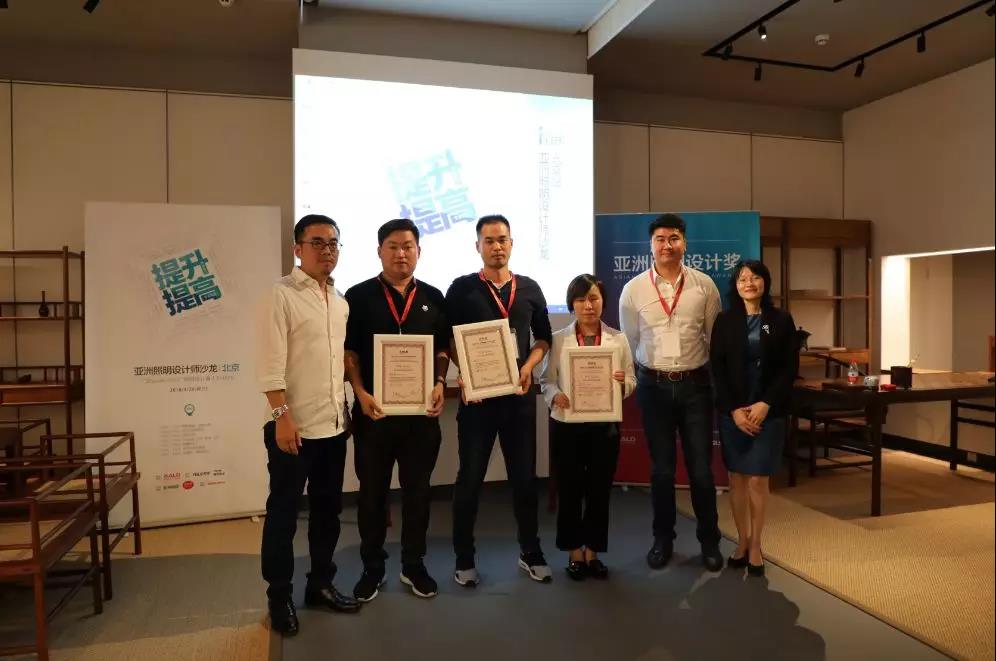 王春龍先生、曾偉云先生和朱月容女士分別為黃曉星、薛剛和郭月華頒獎